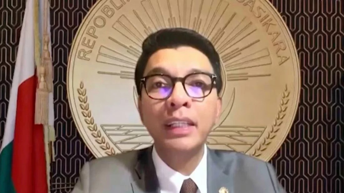 মাদাগাস্কারের পালিয়ে যাওয়া প্রেসিডেন্ট লাইভে এসে সংসদ ভাঙার ঘোষণা দিলেন